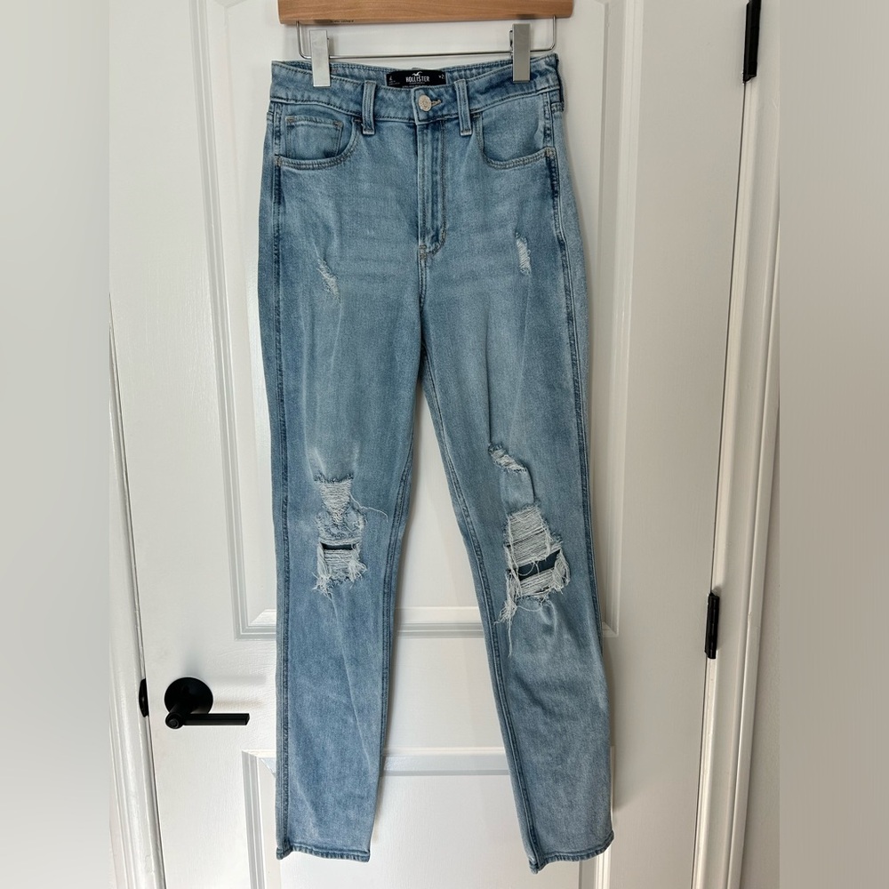 Hollister High Rise Mom Jeans. Size 4L